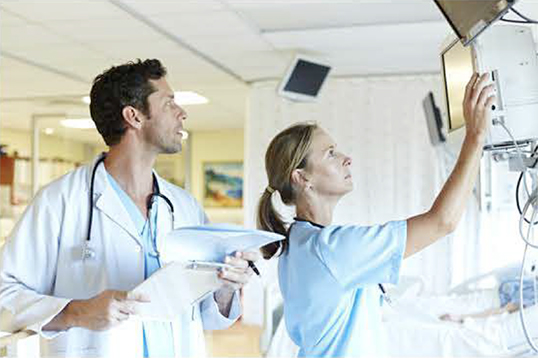 Medizinisches Personal, das die Anzeige von Monitoren &uuml;berwacht